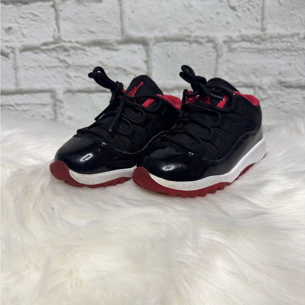 Nike Air Jordan 11 Retro Low Bred